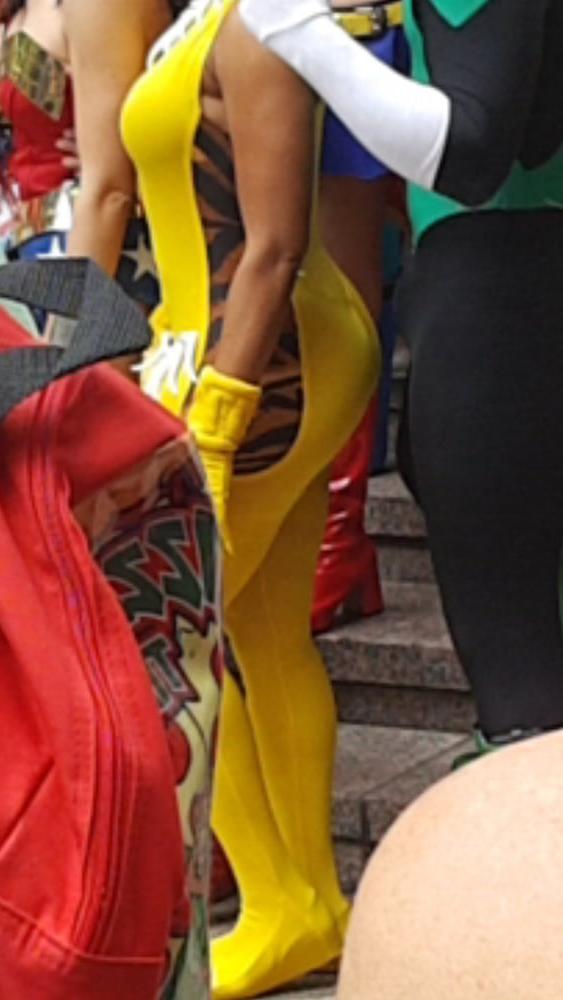 25P Voyeur pics of women at the Dragon Con parade  - tits and as