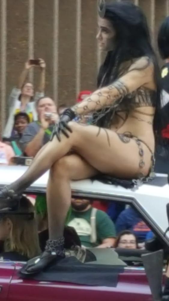 25P Voyeur pics of women at the Dragon Con parade  - tits and as