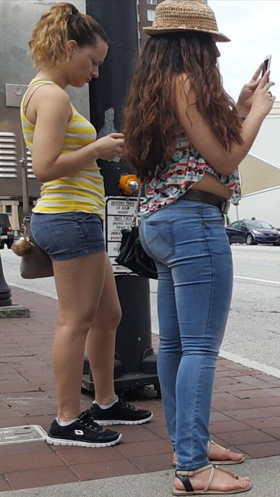 25P Voyeur pics of women at the Dragon Con parade  - tits and as