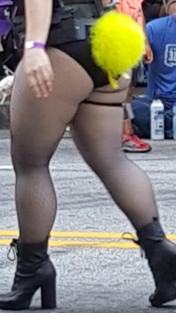 25P Voyeur pics of women at the Dragon Con parade  - tits and as