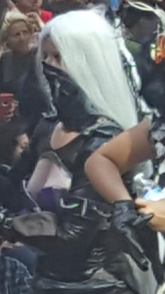 25P Voyeur pics of women at the Dragon Con parade  - tits and as