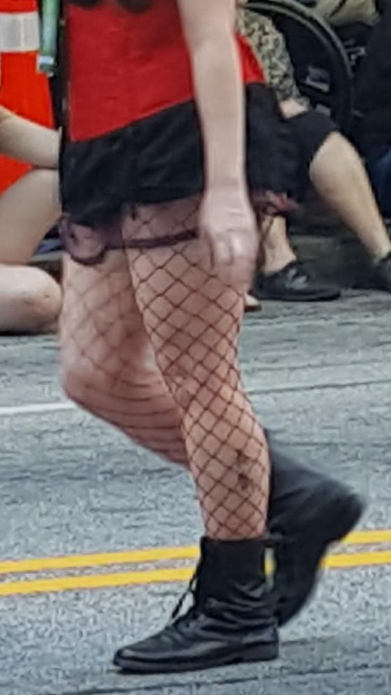 25P Voyeur pics of women at the Dragon Con parade  - tits and as