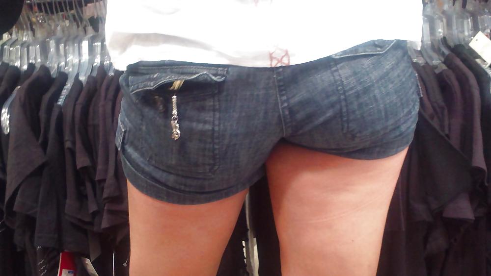 25P Tall sexy girls ass & butt in shorts