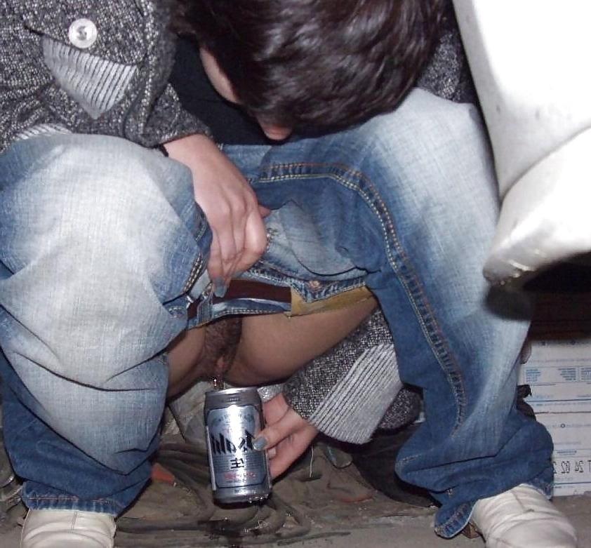 25P Pissing women 2