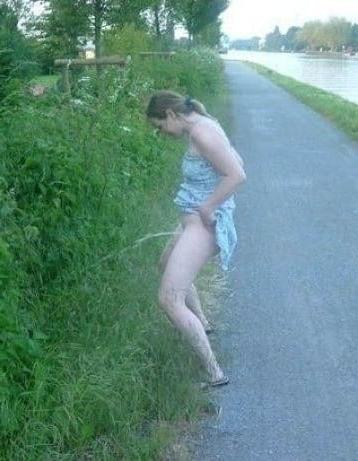 25P Pissing women 2
