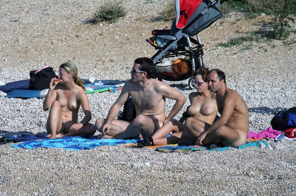 25P 0560 Voyeur beach.