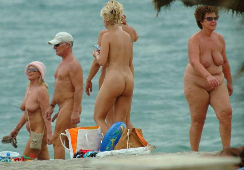 25P 0560 Voyeur beach.
