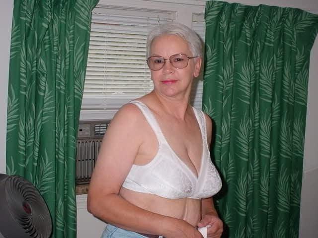 25P Very  Hot Granny