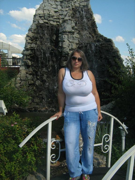 16P Busty Russian Woman 3622
