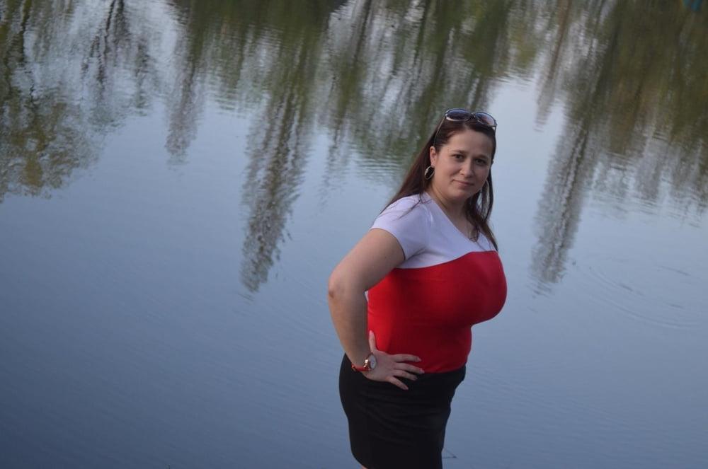 16P Busty Russian Woman 3622