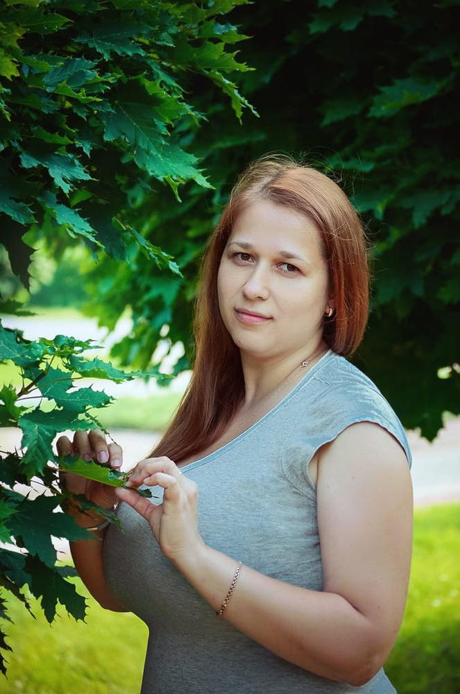 16P Busty Russian Woman 3622