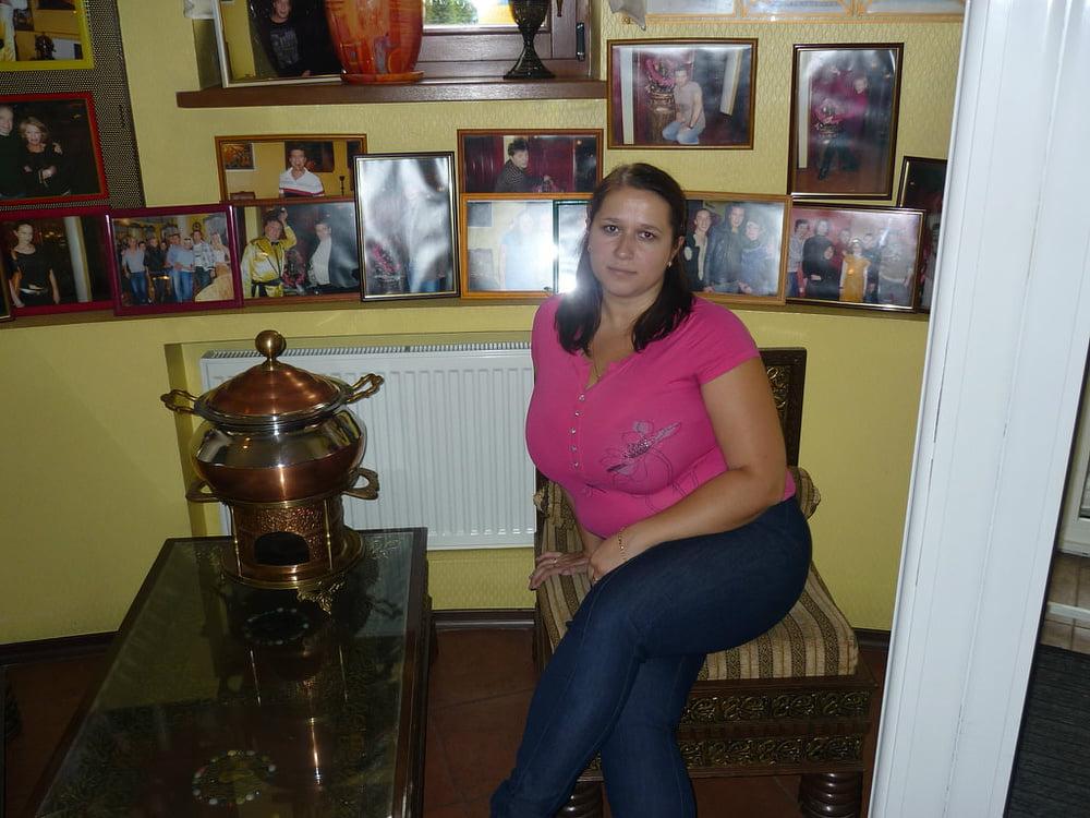 16P Busty Russian Woman 3622