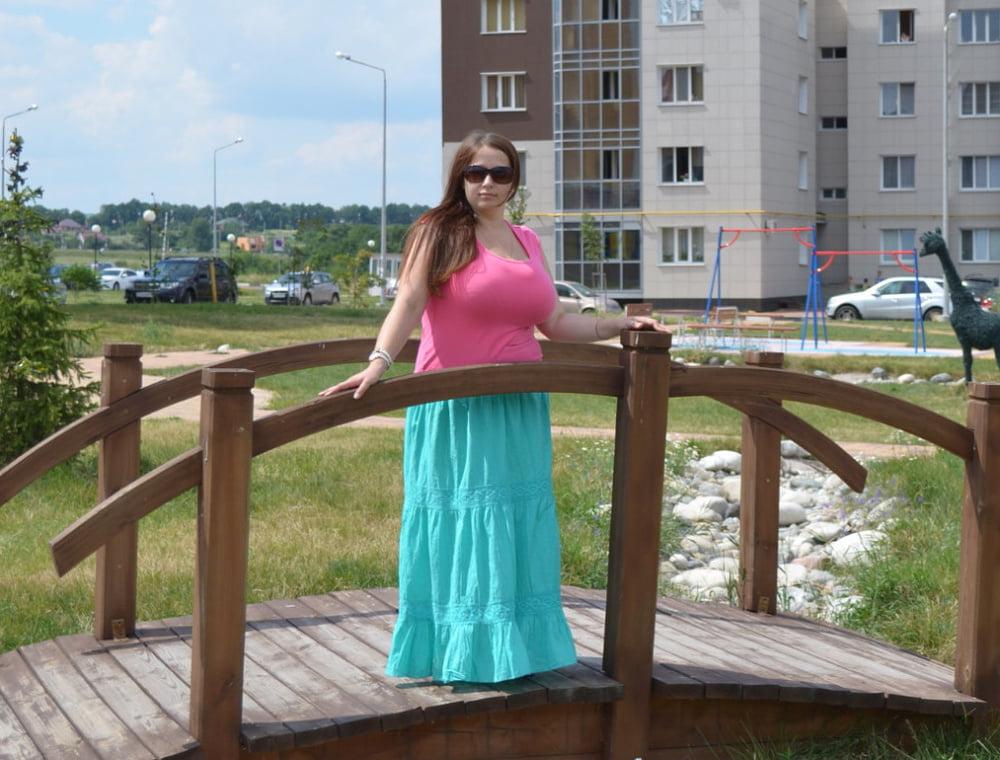 16P Busty Russian Woman 3622