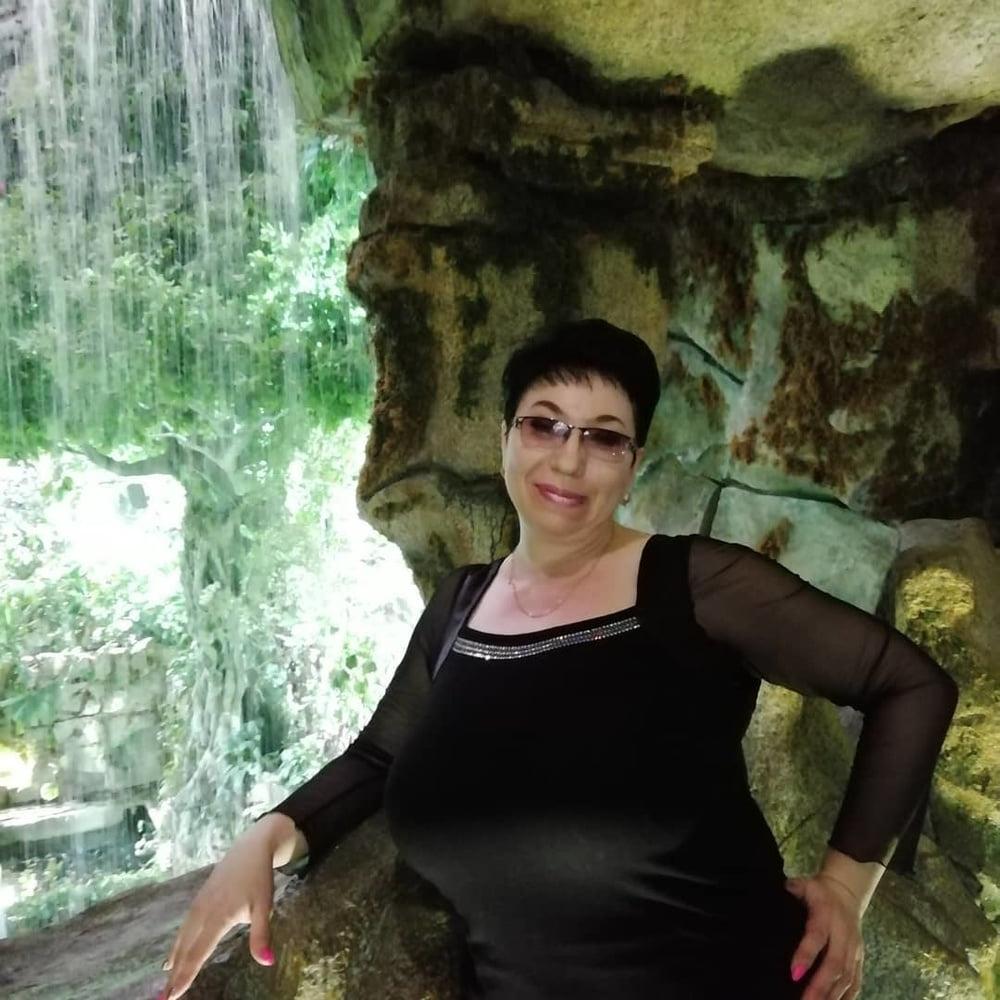 20P Busty Russian Woman 3620