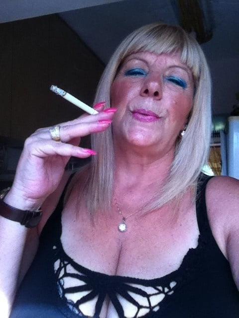 25P Mature and hot 004 (Cleavage)