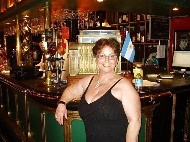 25P Mature and hot 004 (Cleavage)