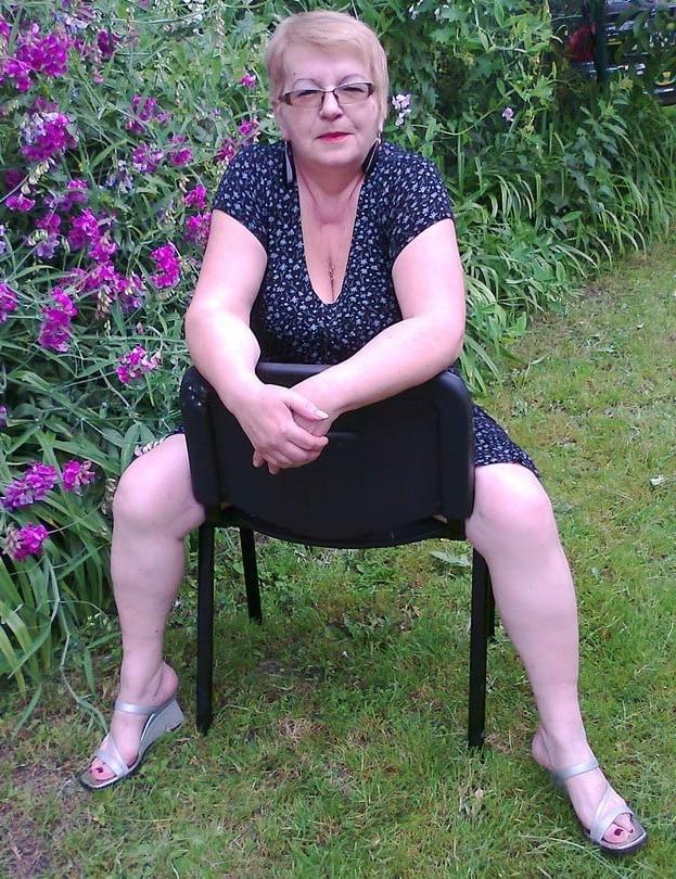 25P Mature and hot 004 (Cleavage)