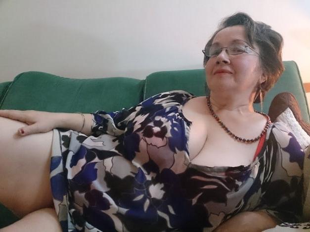 25P Mature and hot 004 (Cleavage)