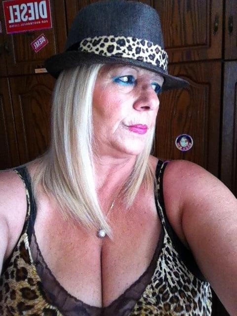 25P Mature and hot 004 (Cleavage)