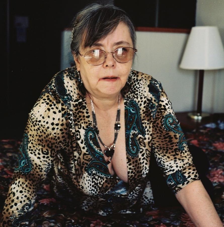 25P Mature and hot 004 (Cleavage)