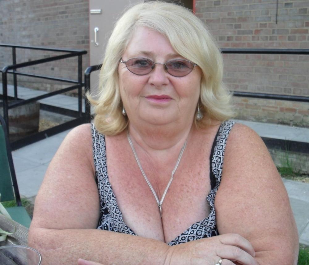 25P Mature and hot 004 (Cleavage)