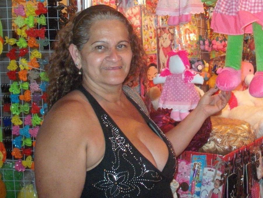 25P Mature and hot 004 (Cleavage)