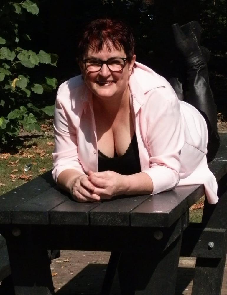 25P Mature and hot 004 (Cleavage)
