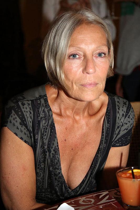 25P Mature and hot 004 (Cleavage)