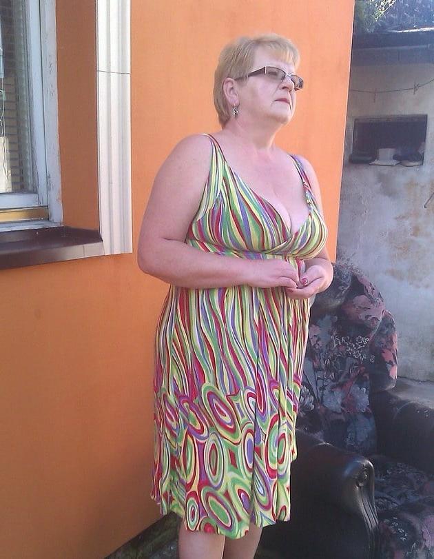 25P Mature and hot 004 (Cleavage)