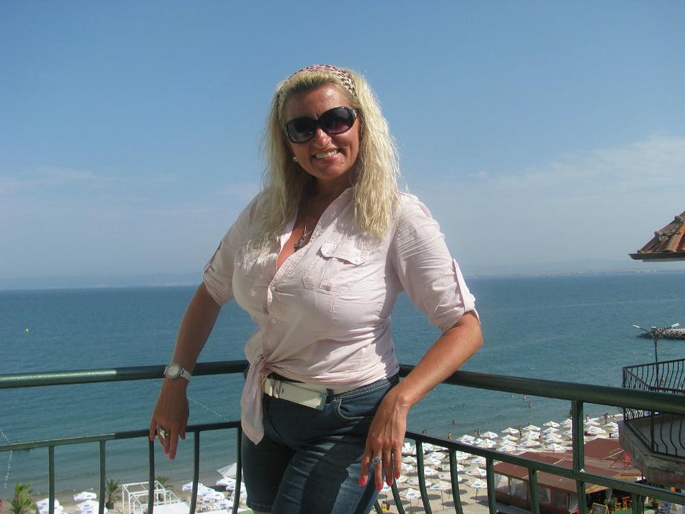 20P Busty Russian Woman 3618