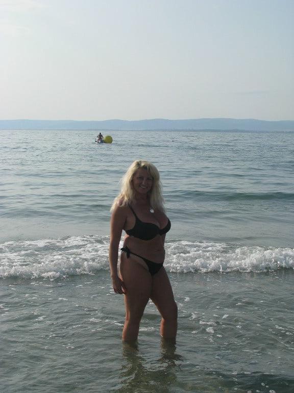 20P Busty Russian Woman 3618