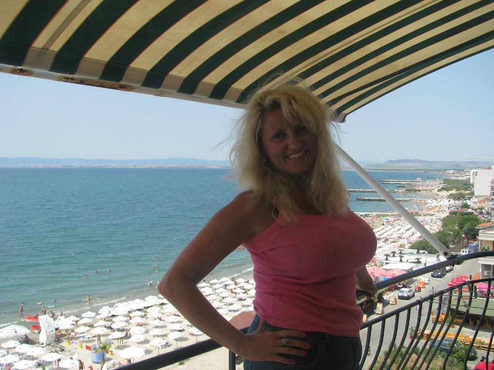 20P Busty Russian Woman 3618