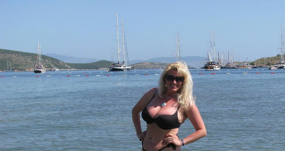 20P Busty Russian Woman 3618