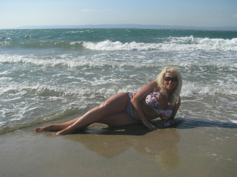 20P Busty Russian Woman 3618