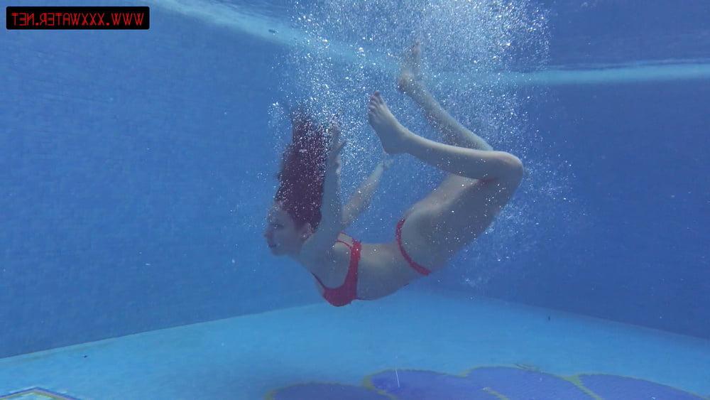 25P Mia Ferrari 2 UnderWaterShow Russian Pornstar