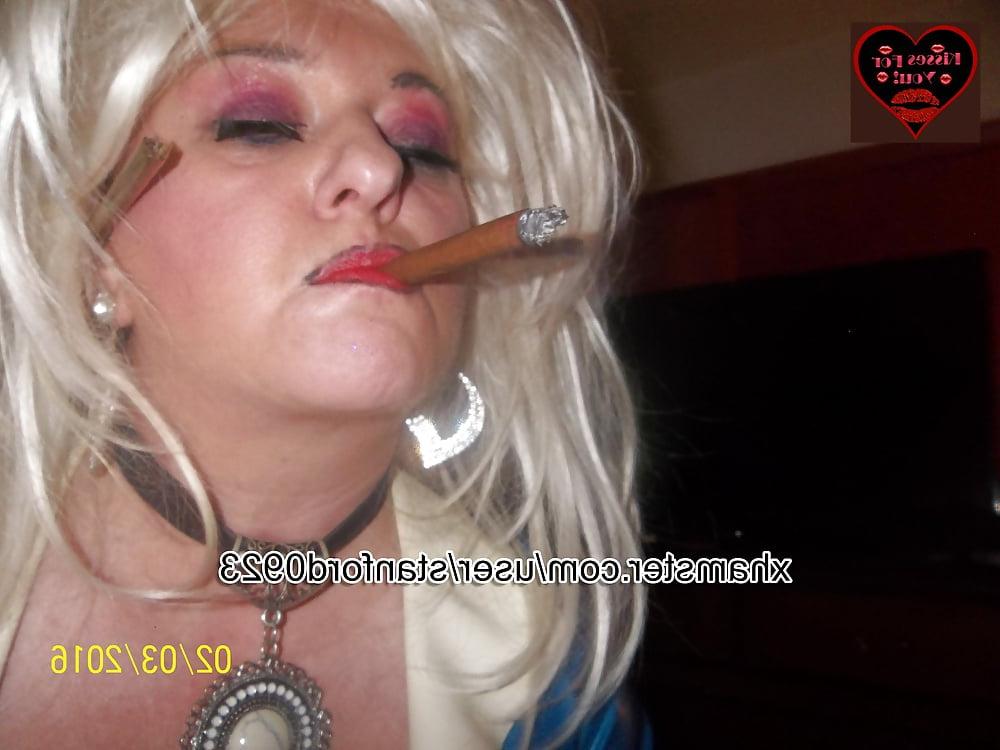 25P SMOKING SLUT IN RUBBER 2