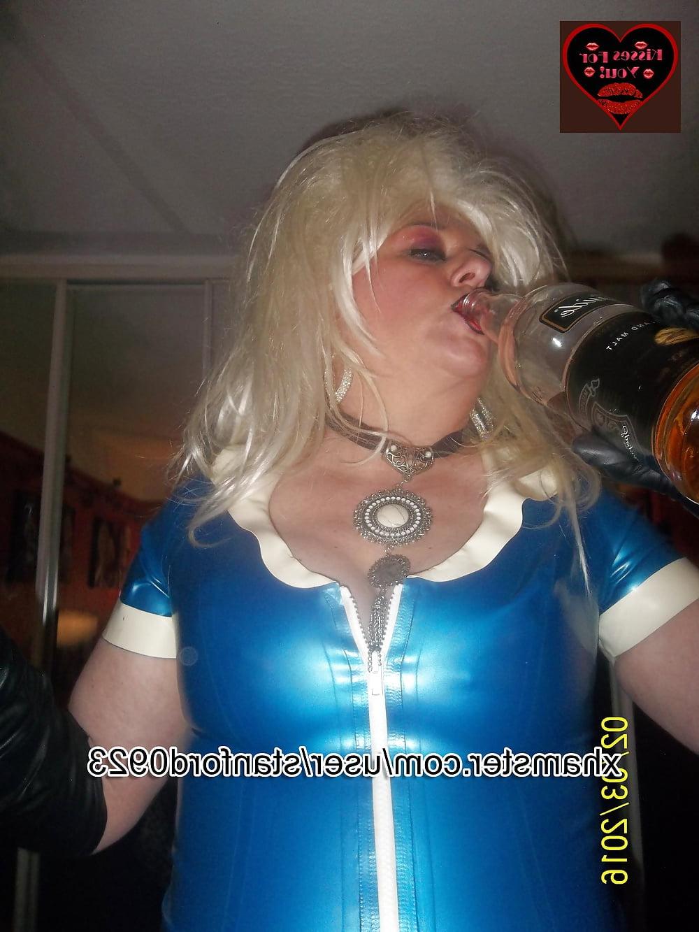 25P SMOKING SLUT IN RUBBER 2