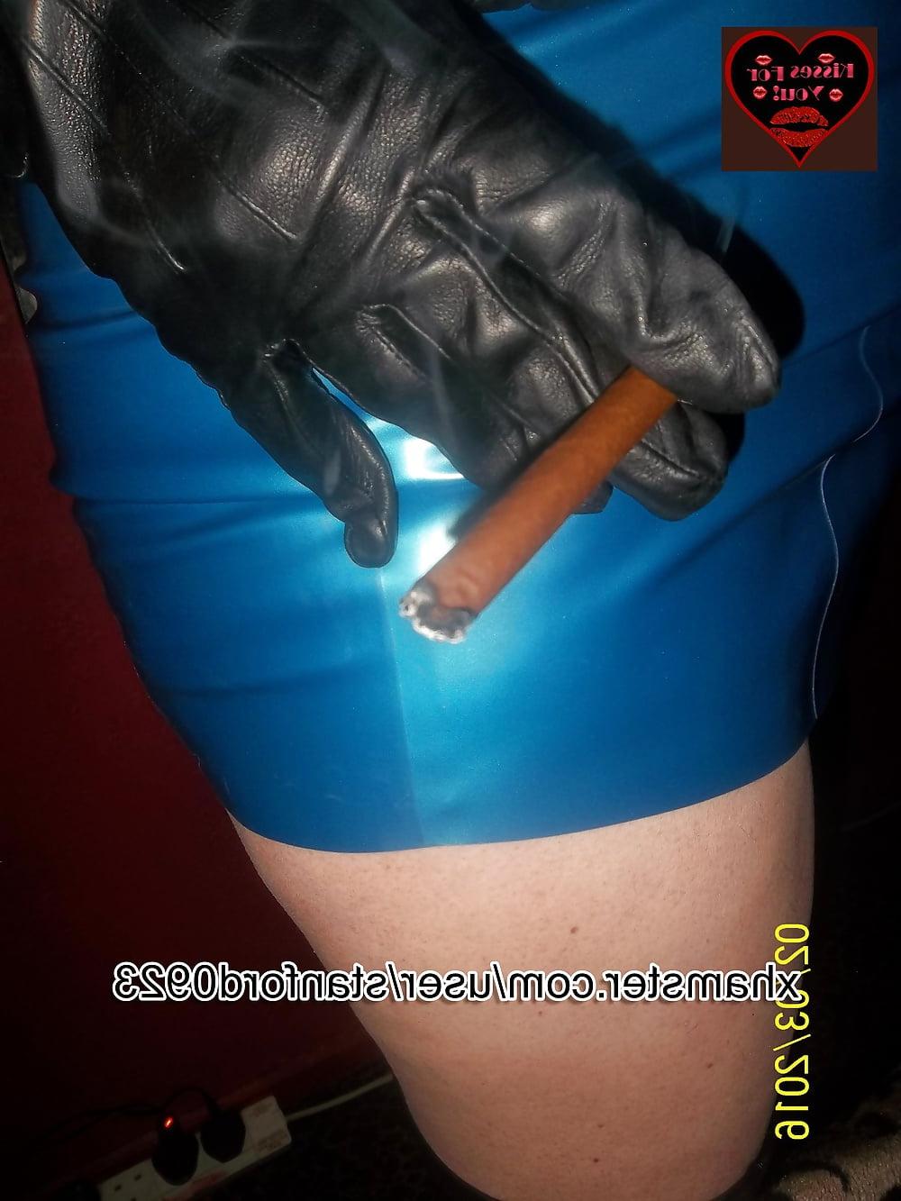 25P SMOKING SLUT IN RUBBER 2