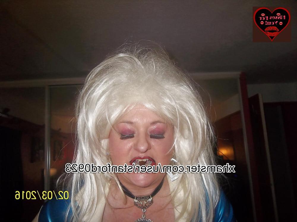 25P SMOKING SLUT IN RUBBER 2