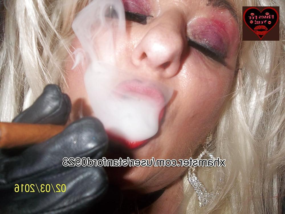25P SMOKING SLUT IN RUBBER 2