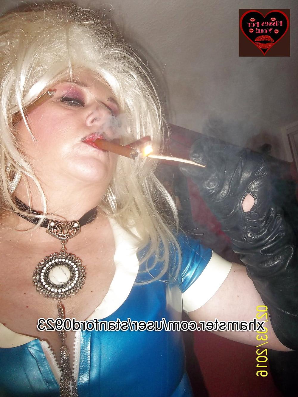 25P SMOKING SLUT IN RUBBER 2