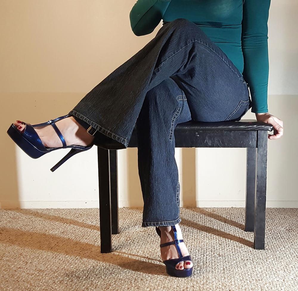 12P Butt In Hot Tight Jeans Thong and Heels CD
