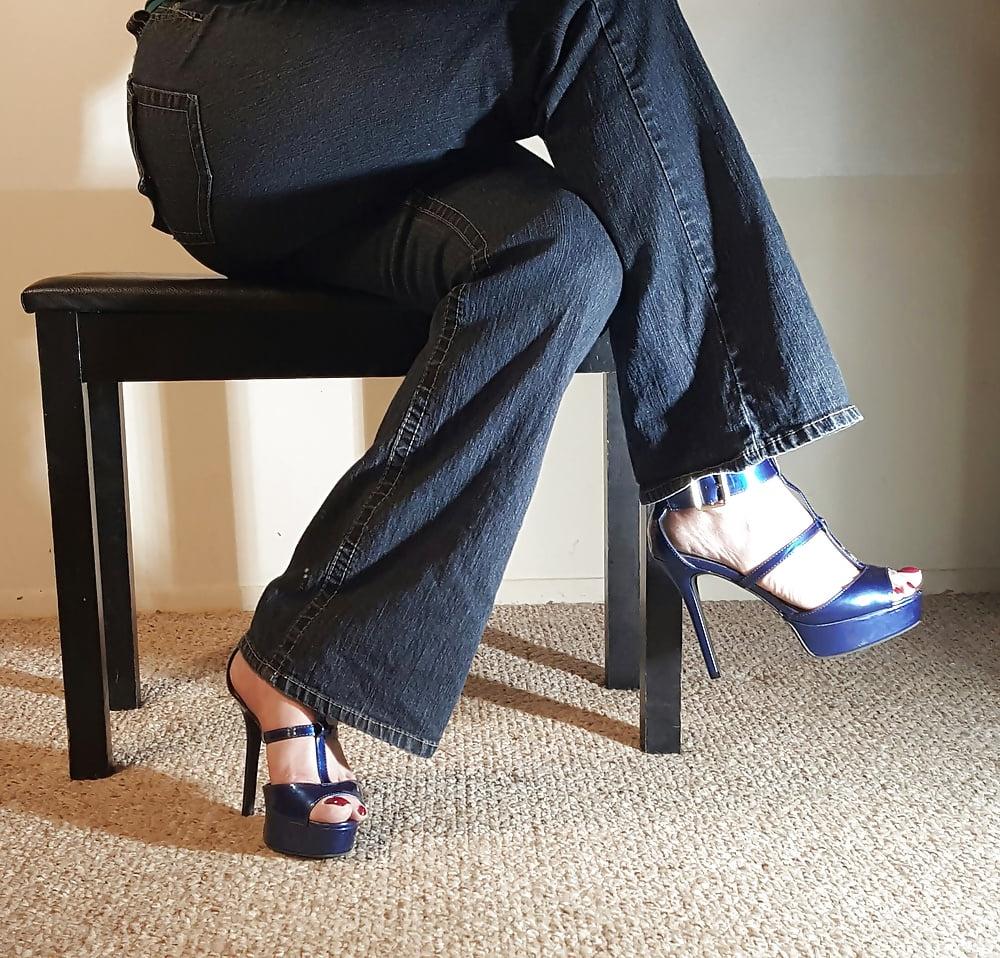 12P Butt In Hot Tight Jeans Thong and Heels CD