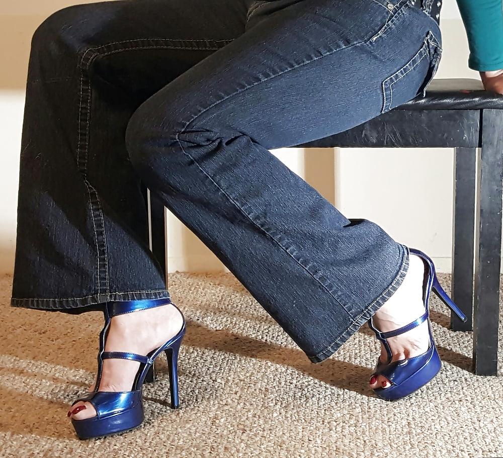12P Butt In Hot Tight Jeans Thong and Heels CD