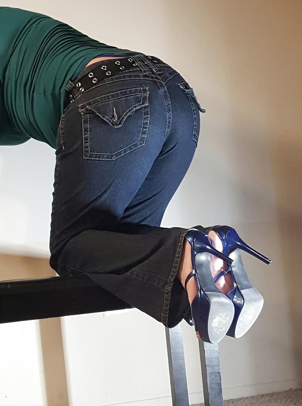 12P Butt In Hot Tight Jeans Thong and Heels CD