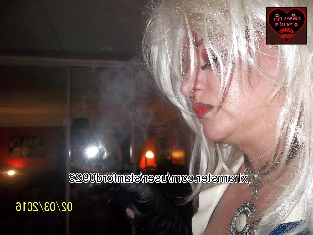25P SMOKING SLUT IN RUBBER 3