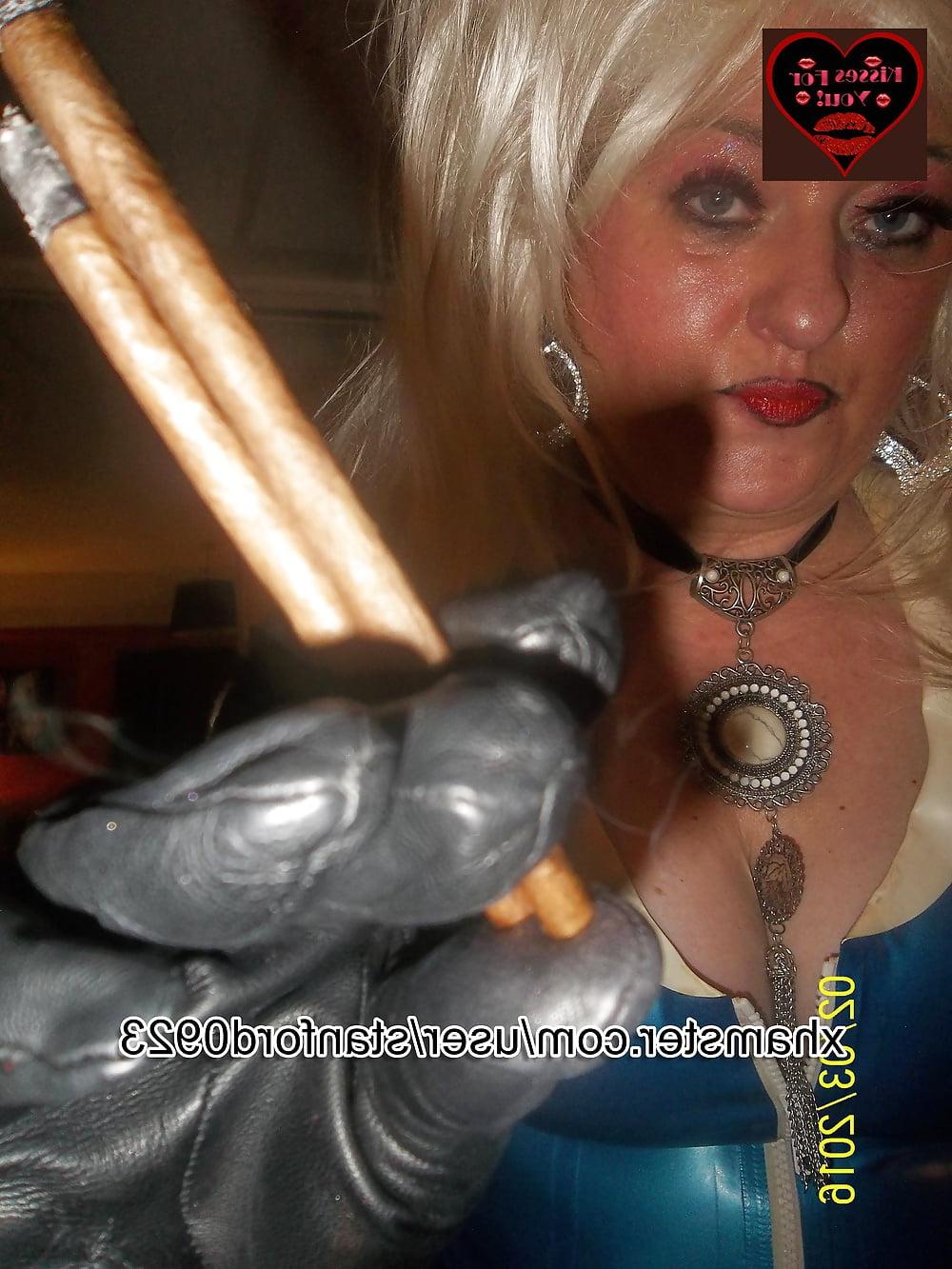 25P SMOKING SLUT IN RUBBER 3