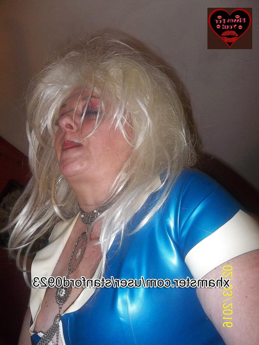 25P SMOKING SLUT IN RUBBER 3