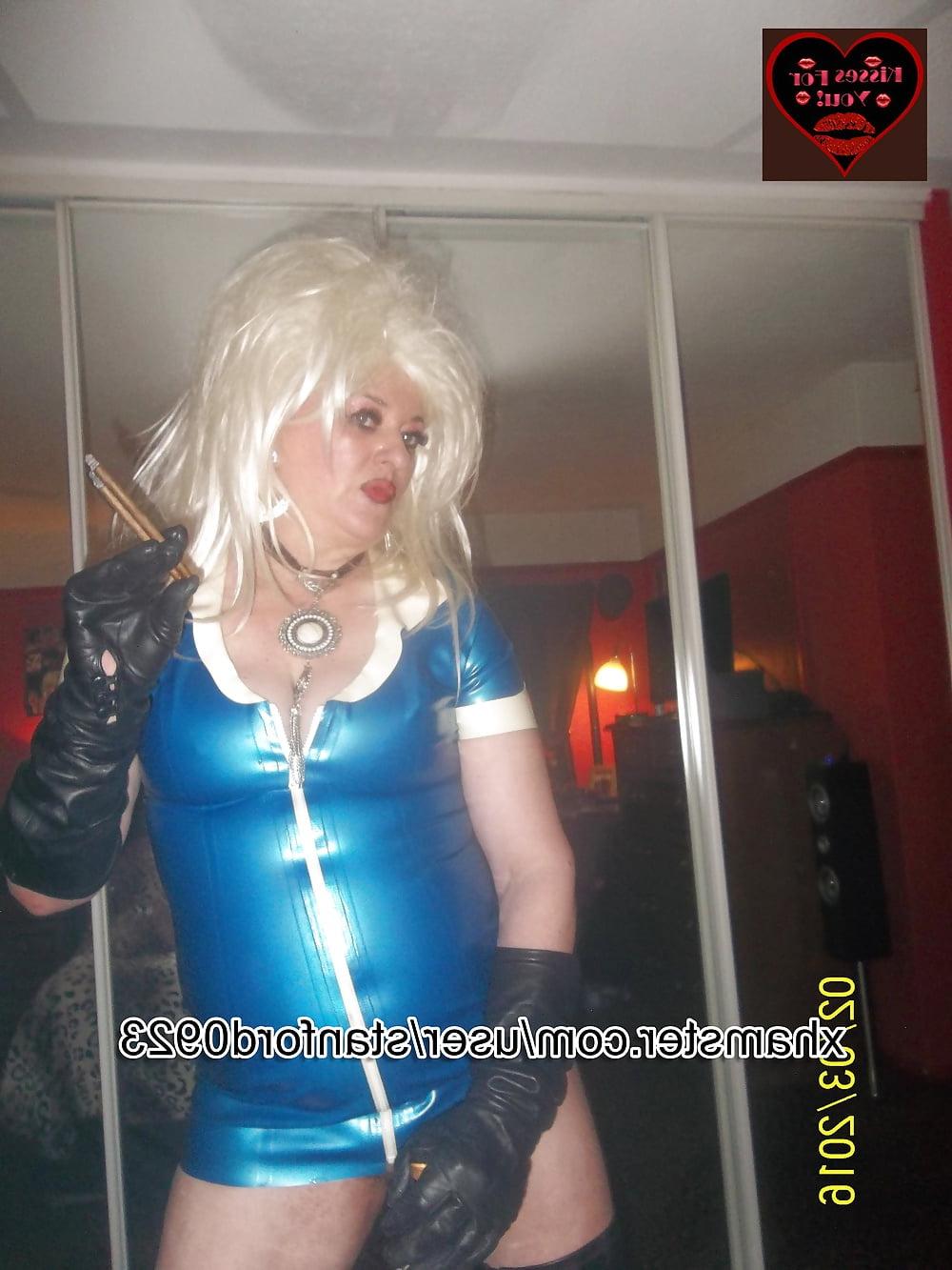 25P SMOKING SLUT IN RUBBER 3