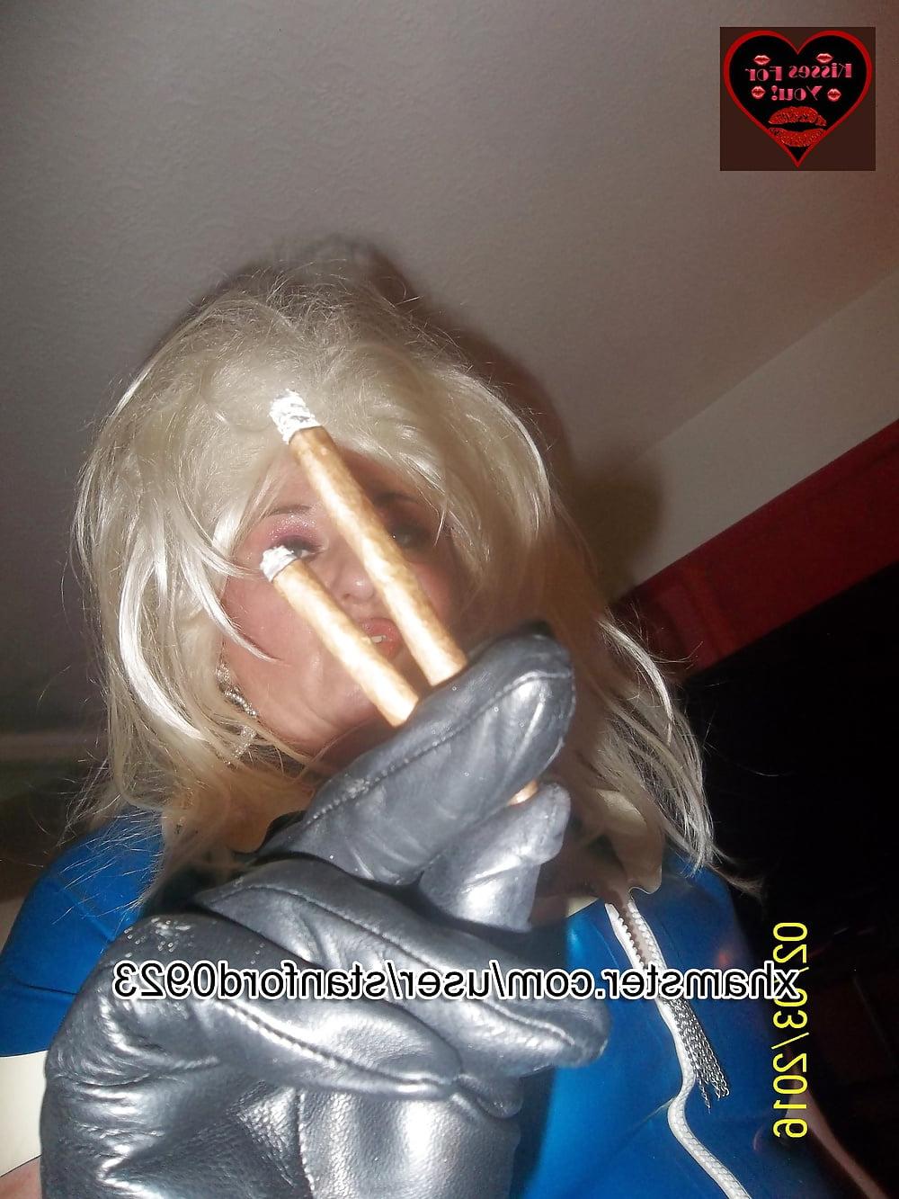 25P SMOKING SLUT IN RUBBER 3